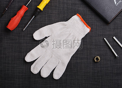 从保暖到时尚 手套如何演变为现代装饰用品